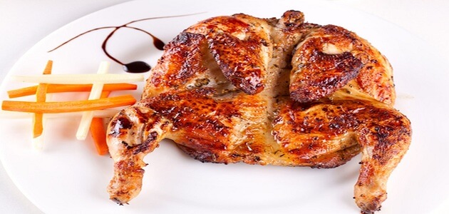 كم سعرة حرارية يكتسبها الجسم عند تناول الدجاج المقلي والمشوي