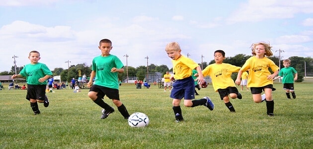تدخل السرعة في العديد من الرياضات الجماعية ككرة القدم والسلة واليد