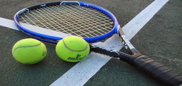 من الممكن اللعب في مباراة كرة التنس لشخصين أو أربعة