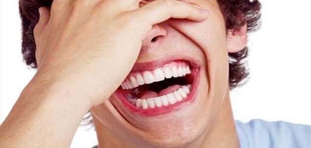 تأثير الضحك قبل النوم على نفسية الإنسان