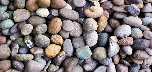 إذا احتوى الصهير الصخري على نسب عالية من السليكا ونسب قليلة من الحديد يكون الصخر فاتح اللون