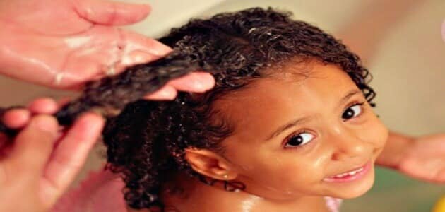 طرق تنعيم الشعر الأطفال المجعد والجاف