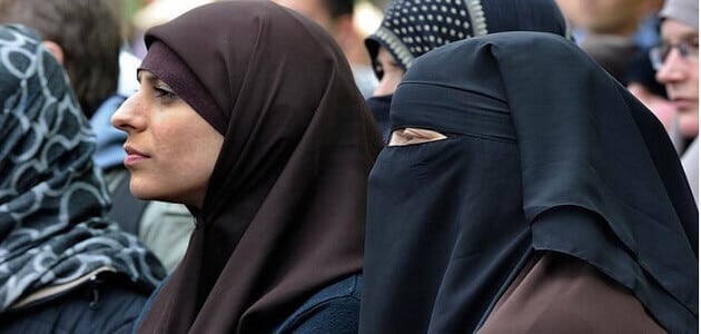 حوار عن الحجاب بين 4 أشخاص مقال