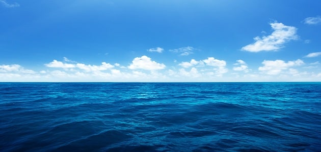 تفسير رؤية البحر الهادئ في المنام للعزباء | مقال