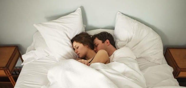 تفسير حلم النوم على سرير مع شخص اعرفه