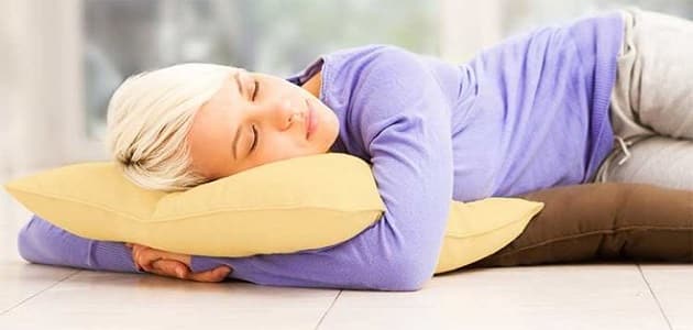 فوائد النوم على الأرض