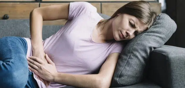 الفرق بين ألم البطن في الدورة والحمل