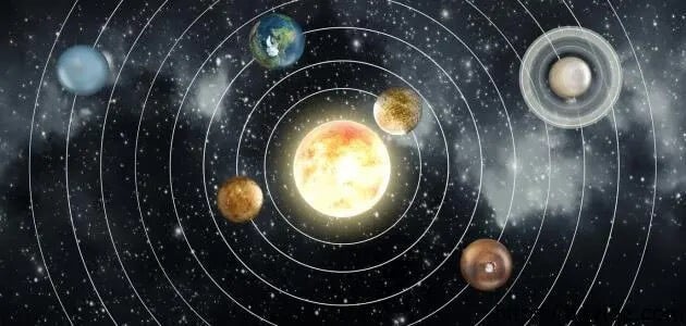 تدور الكواكب حول الشمس في مدارات